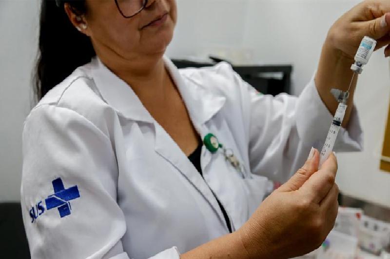 Prefeitura de Franca faz vacinação domiciliar contra gripe influenza em acamados